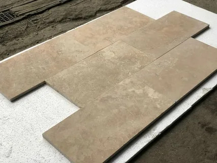 تصویر 5 از سنگ تراورتن صلصالی با جلوه سنگی طبیعی و رگه‌ های نامنظم برای زیبایی بیشتر فضا